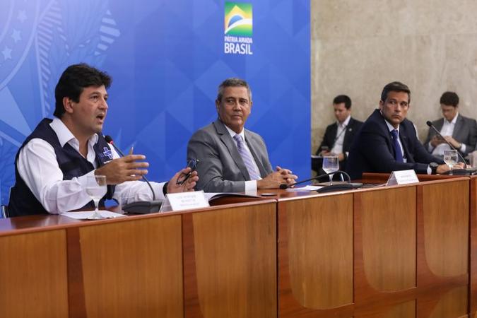 Mandetta, com Braga Netto: ''Tudo que estamos precisando agora é de participação de todos, de foco''(foto: José Dias/PR) Mandetta, com Braga Netto: ''Tudo que estamos precisando agora é de participação de todos, de foco''(foto: José Dias/PR)