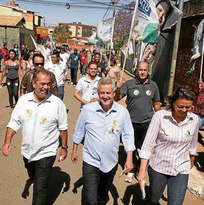 Eduardo Brandão (E), Rollemberg e Leila do Vôlei caminharam ontem pelas ruas de Buritizinho, em Sobradinho 2 (foto: Sergio Alberto / Divulgação) Eduardo Brandão (E), Rollemberg e Leila do Vôlei caminharam ontem pelas ruas de Buritizinho, em Sobradinho 2 (foto: Sergio Alberto / Divulgação)