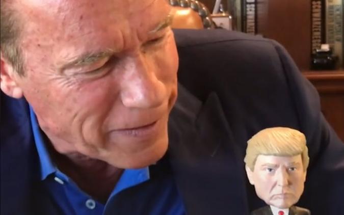 Vídeo compartilhado nas redes sociais mostra Arnold com boneco de Trump(foto: Facebook/Reprodução) Vídeo compartilhado nas redes sociais mostra Arnold com boneco de Trump(foto: Facebook/Reprodução)