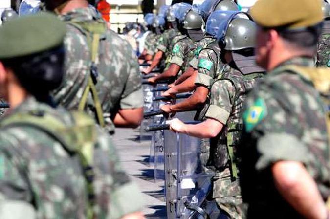 No total, apenas o sistema de pensões do Exército, da Aeronáutica e da Marinha consome R$ 10,3 bilhões por ano, dobrando em uma década(foto: Bruno Peres/CB/D.A Press - 13/6/13) No total, apenas o sistema de pensões do Exército, da Aeronáutica e da Marinha consome R$ 10,3 bilhões por ano, dobrando em uma década(foto: Bruno Peres/CB/D.A Press - 13/6/13)