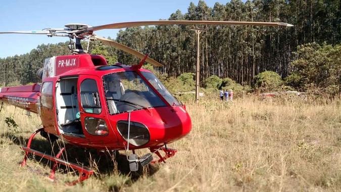 Uma das vítimas precisou ser levada de helicóptero ao Instituto Hospital de Base(foto: Divulgação/CBMDF) Uma das vítimas precisou ser levada de helicóptero ao Instituto Hospital de Base(foto: Divulgação/CBMDF)