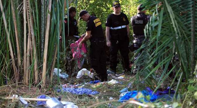 Peritos de força-tarefa do governo estadual fizeram uma varredura na fazenda, um dia após o crime: MP estadual diz que posseiros foram executados (foto: Mácio Ferreira/Ag. Pará) Peritos de força-tarefa do governo estadual fizeram uma varredura na fazenda, um dia após o crime: MP estadual diz que posseiros foram executados (foto: Mácio Ferreira/Ag. Pará)