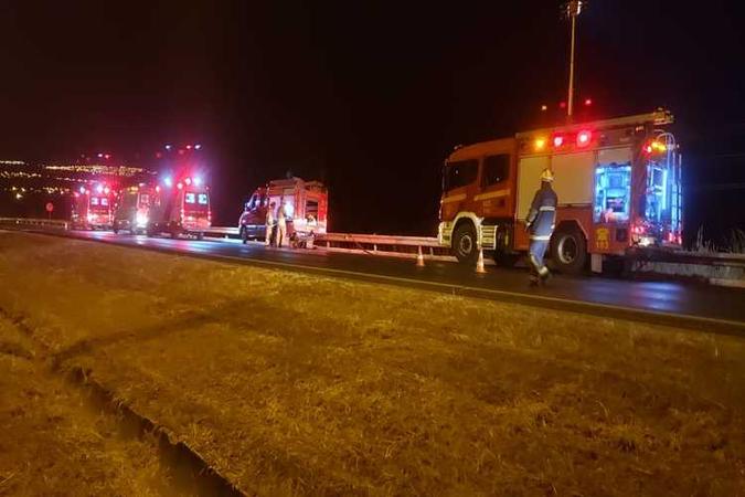 Um passageiro do automóvel ficou preso nas ferragens e morreu no local(foto: CBMDF/Divulgação) Um passageiro do automóvel ficou preso nas ferragens e morreu no local(foto: CBMDF/Divulgação)