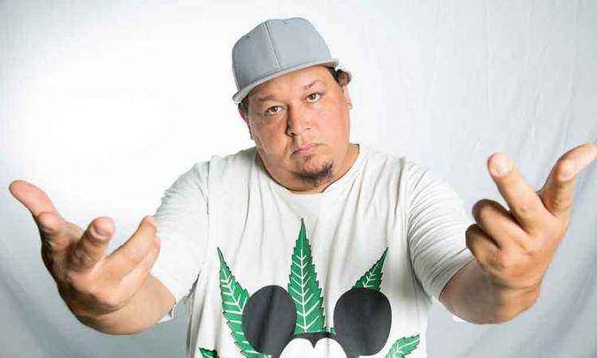 Russo APR é ator, rapper, DJ e agitador cultural. Ele comanda o projeto voluntário Terra firme, em Ibirité(foto: Denise Regina Dias/Divulgação) Russo APR é ator, rapper, DJ e agitador cultural. Ele comanda o projeto voluntário Terra firme, em Ibirité(foto: Denise Regina Dias/Divulgação)
