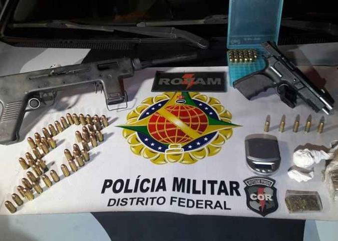 Armamento de uso restrito foi apreendido em Ceilândia(foto: Divulgação PMDF) Armamento de uso restrito foi apreendido em Ceilândia(foto: Divulgação PMDF)