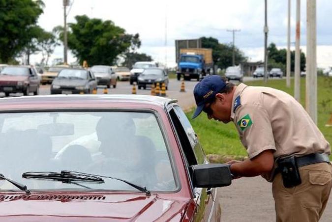 Foram autuados 1.497 motoristas por embriaguez ao volante, número 22% menor do que no mesmo período do ano passado(foto: Arquivo/Agência Brasil ) Foram autuados 1.497 motoristas por embriaguez ao volante, número 22% menor do que no mesmo período do ano passado(foto: Arquivo/Agência Brasil )