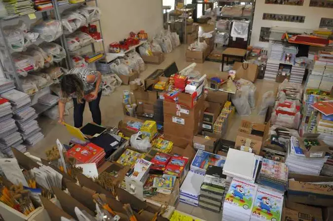 Papelarias lotaram em janeiro e fevereiro, mas muitos pais não puderam ir às compras (foto: Minervino Junior/CB/D.A Press) Papelarias lotaram em janeiro e fevereiro, mas muitos pais não puderam ir às compras (foto: Minervino Junior/CB/D.A Press)