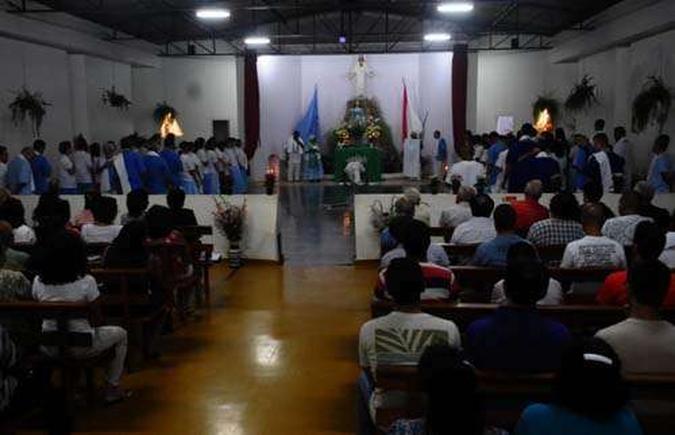 Culto no Centro Espírita Nossa Senhora da Glória: fiéis se preparam para ser atendidos por pais e mães de santo em busca de ajuda espiritual(foto: Bruno Peres/CB/D.A Press) Culto no Centro Espírita Nossa Senhora da Glória: fiéis se preparam para ser atendidos por pais e mães de santo em busca de ajuda espiritual(foto: Bruno Peres/CB/D.A Press)