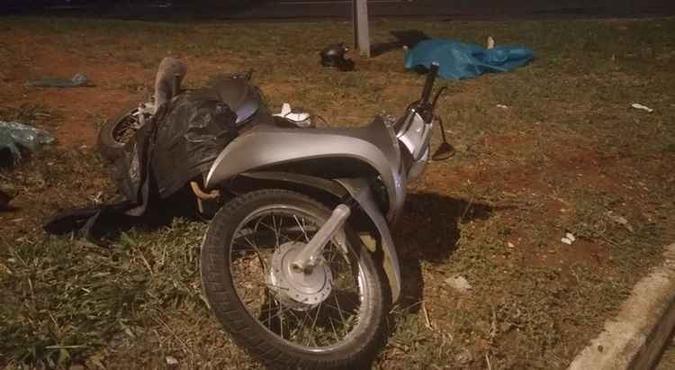 O condutor da moto chegou a ser atendido, mas não resistiu. A filha morreu antes da chegada do socorro(foto: Bárbara Cabral/Esp. CB/D.A. Press) O condutor da moto chegou a ser atendido, mas não resistiu. A filha morreu antes da chegada do socorro(foto: Bárbara Cabral/Esp. CB/D.A. Press)