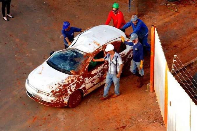 Um guincho auxiliou a retirada dos veículos que caíram na cratera: risco de aumentar o buraco caso caia outra chuva forte(foto: Carlos Vieira/CB/D.A Press) Um guincho auxiliou a retirada dos veículos que caíram na cratera: risco de aumentar o buraco caso caia outra chuva forte(foto: Carlos Vieira/CB/D.A Press)