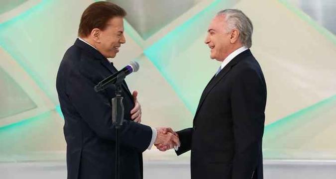 Antes de deixar a emissora, na tentativa de parecer mais simpático, o político deu uma nota de R$ 50 ao apresentador(foto: Twitter/Reprodução) Antes de deixar a emissora, na tentativa de parecer mais simpático, o político deu uma nota de R$ 50 ao apresentador(foto: Twitter/Reprodução)