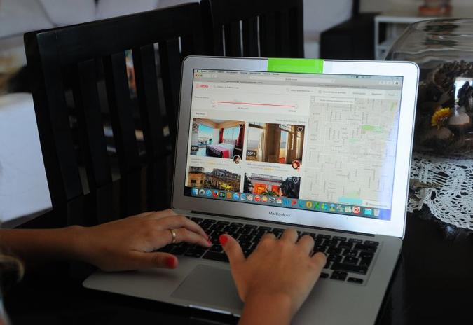 Plataformas digitais, como o aplicativo Airbnb, são famosas na busca de alugueis por temporada(foto: YAMIL LAGE/AFP) Plataformas digitais, como o aplicativo Airbnb, são famosas na busca de alugueis por temporada(foto: YAMIL LAGE/AFP)