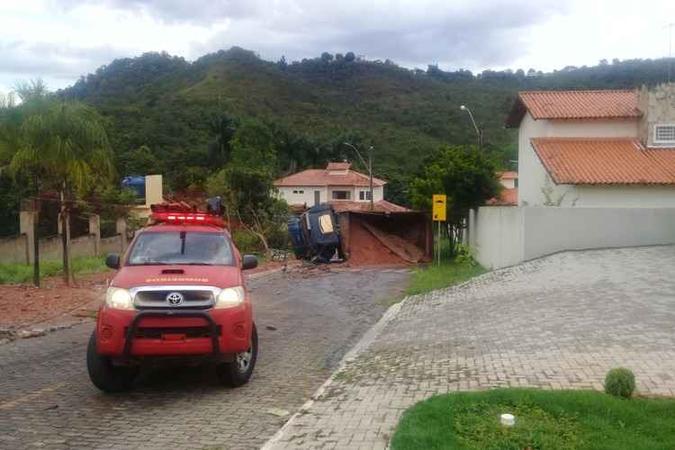 Motorista de caminhão perdeu controle de direção e capotou no Jardim Botânico(foto: Corpo de Bombeiros/Divulgação) Motorista de caminhão perdeu controle de direção e capotou no Jardim Botânico(foto: Corpo de Bombeiros/Divulgação)