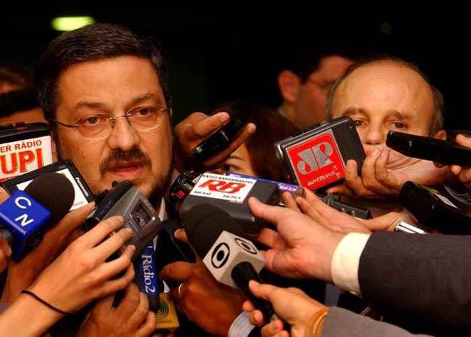 Palocci com Mantega ainda em 2003: a nova delação soma-se aos relatos de executivos da Odebrecht e da JBS e complicam o homem que mais tempo passou no comando do Ministério da Fazenda (foto: José Varella/CB/D.A Press ) Palocci com Mantega ainda em 2003: a nova delação soma-se aos relatos de executivos da Odebrecht e da JBS e complicam o homem que mais tempo passou no comando do Ministério da Fazenda (foto: José Varella/CB/D.A Press )