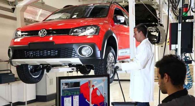As montadoras já são obrigadas a etiquetar os carros com conceitos de A a E para a eficiência energética, informando quanto o carro percorre por litro de combustível, e também o volume de emissão de dióxido de carbono(foto: Volkswagen Brasil/Divulgação) As montadoras já são obrigadas a etiquetar os carros com conceitos de A a E para a eficiência energética, informando quanto o carro percorre por litro de combustível, e também o volume de emissão de dióxido de carbono(foto: Volkswagen Brasil/Divulgação)