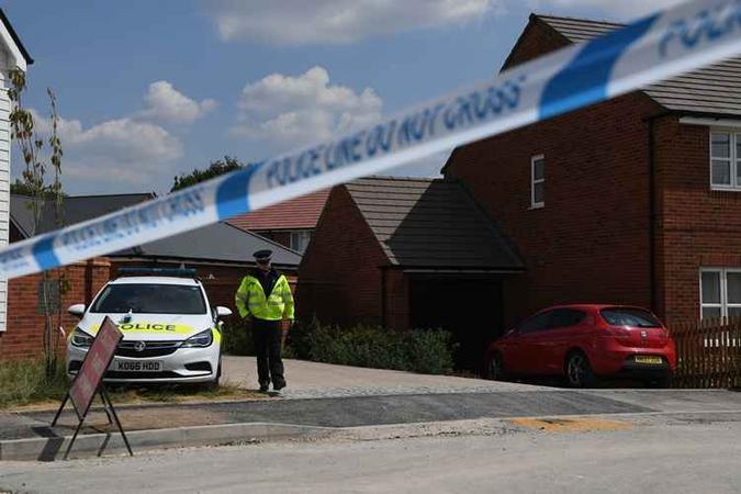 Policial faz escolta na residência onde um homem e mulher foram encontrados inconscientes no Sul da Inglaterra(foto: Chris J Ratcliffe /AFP/Photo) Policial faz escolta na residência onde um homem e mulher foram encontrados inconscientes no Sul da Inglaterra(foto: Chris J Ratcliffe /AFP/Photo)