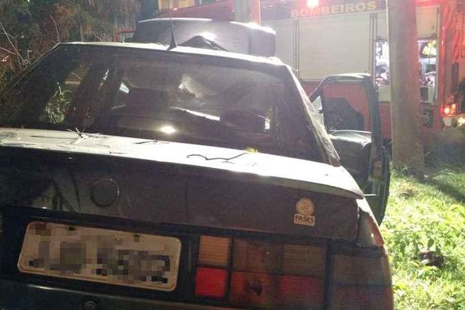 Uma criança de 8 anos se feriu após o carro em que estava capotar no Pistão Sul, em Taguatinga(foto: CBMDF/Divulgação) Uma criança de 8 anos se feriu após o carro em que estava capotar no Pistão Sul, em Taguatinga(foto: CBMDF/Divulgação)