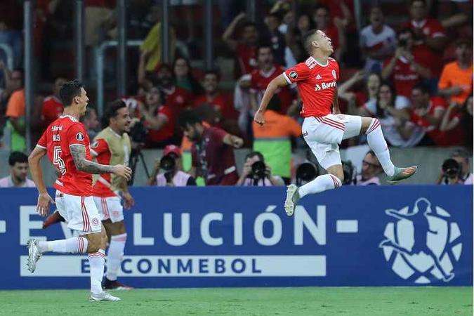 Marcos Guilherme comemora o segundo gol Colorado diante de 41 mil torcedores(foto: Itamar Aguiar/AFP ) Marcos Guilherme comemora o segundo gol Colorado diante de 41 mil torcedores(foto: Itamar Aguiar/AFP )