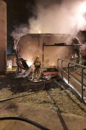 Bombeiros utilizaram 1 mil litros de água para combater as chamas(foto: Corpo de Bombeiros/Divulgação) Bombeiros utilizaram 1 mil litros de água para combater as chamas(foto: Corpo de Bombeiros/Divulgação)