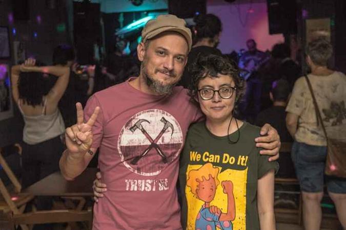 Ao lado do amigo Bruno Z, Gabriella fundou a rádio Maionese Alternativa, com a qual daria enorme contribuição à divulgação da cena independente no Distrito Federal(foto: Marcos Mendonça/Divulgação) Ao lado do amigo Bruno Z, Gabriella fundou a rádio Maionese Alternativa, com a qual daria enorme contribuição à divulgação da cena independente no Distrito Federal(foto: Marcos Mendonça/Divulgação)