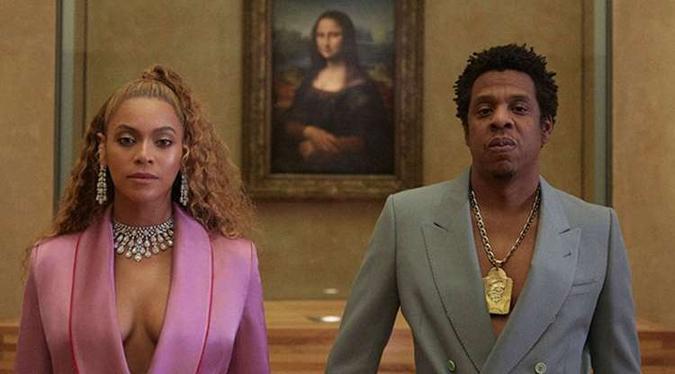 Dupla The Carters em frente a obra Mona Lisa, de Leonardo Da Vinci(foto: Divulgação) Dupla The Carters em frente a obra Mona Lisa, de Leonardo Da Vinci(foto: Divulgação)