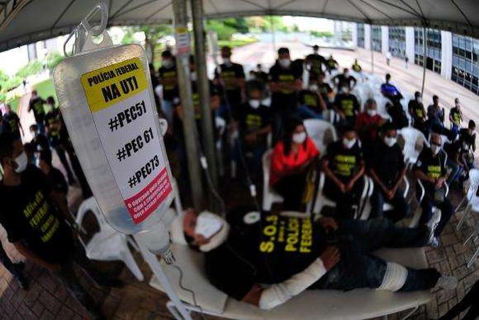 Agentes fazem protesto e pedem mais atenção à Polícia Federal que, na interpretação dos manifestantes, está doente(foto: Marcelo Camargo/Agência Brasil) Agentes fazem protesto e pedem mais atenção à Polícia Federal que, na interpretação dos manifestantes, está doente(foto: Marcelo Camargo/Agência Brasil)