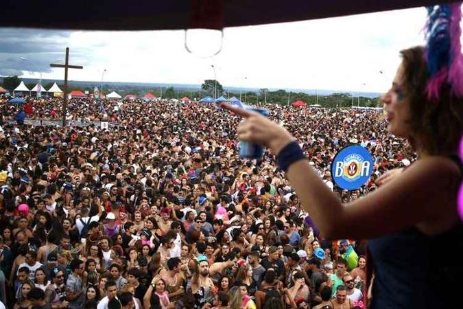 O maior bloco do sábado foi o Babydoll de Nylon. De acordo com a PM, 160 mil foliões aproveitaram a festa na Praça do Cruzeiro O maior bloco do sábado foi o Babydoll de Nylon. De acordo com a PM, 160 mil foliões aproveitaram a festa na Praça do Cruzeiro