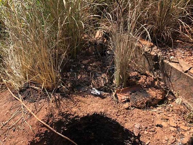 O suspeito enrolou o corpo em uma rede, arrastou até o terreno baldio e o jogou na fossa. Depois, ateou fogo junto com outros materiais (foto: Divulgação/Polícia Civil de Goiás) O suspeito enrolou o corpo em uma rede, arrastou até o terreno baldio e o jogou na fossa. Depois, ateou fogo junto com outros materiais (foto: Divulgação/Polícia Civil de Goiás)