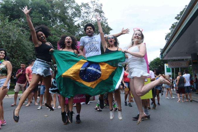 Os amigos Cristiane Cavalcante, Wenderson Santos, Gabriela Lúcio, Raquel Schmidt, e Paula Lima brincam o carnaval do Galinho(foto: Luís Nova/CB) Os amigos Cristiane Cavalcante, Wenderson Santos, Gabriela Lúcio, Raquel Schmidt, e Paula Lima brincam o carnaval do Galinho(foto: Luís Nova/CB)