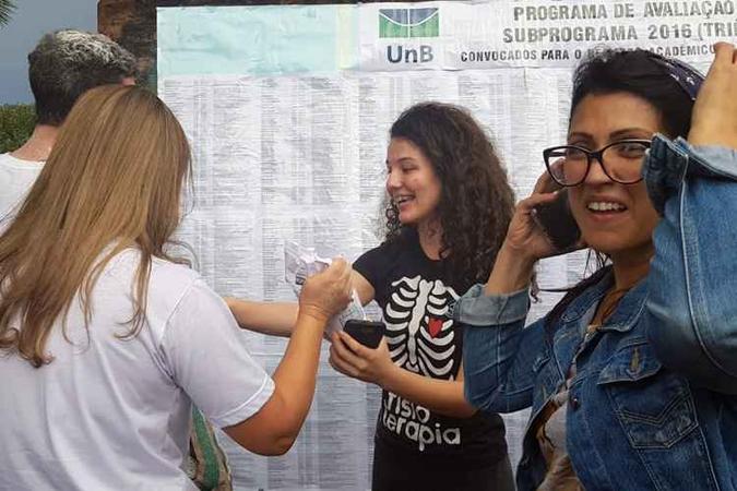 A alegria da aprovação é seguida pela pressa em compartilhar o resultado com amigos e conhecidos(foto: Aline Rocha/Esp. CB/D.A Press) A alegria da aprovação é seguida pela pressa em compartilhar o resultado com amigos e conhecidos(foto: Aline Rocha/Esp. CB/D.A Press)