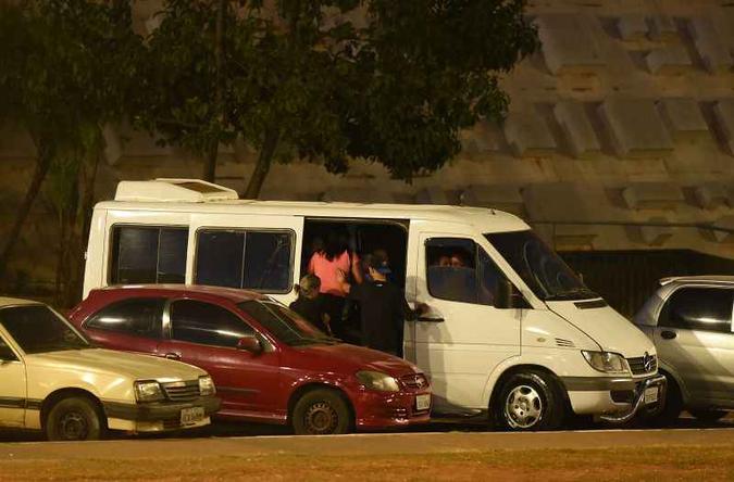 Condutores de vans estacionam nos arredores da Rodoviária do Plano Piloto e buscam passageiros no terminal: tarifas mais caras e falta de segurança não inibem os usuários(foto: Ed Alves/CB/D.A Press) Condutores de vans estacionam nos arredores da Rodoviária do Plano Piloto e buscam passageiros no terminal: tarifas mais caras e falta de segurança não inibem os usuários(foto: Ed Alves/CB/D.A Press)