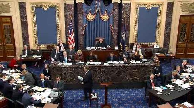 Os democratas acusaram o presidente Donald Trump em seu histórico julgamento de impeachment no Senado de tentar trapacear para garantir a reeleição em novembro e pediram Os democratas acusaram o presidente Donald Trump em seu histórico julgamento de impeachment no Senado de tentar trapacear para garantir a reeleição em novembro e pediram