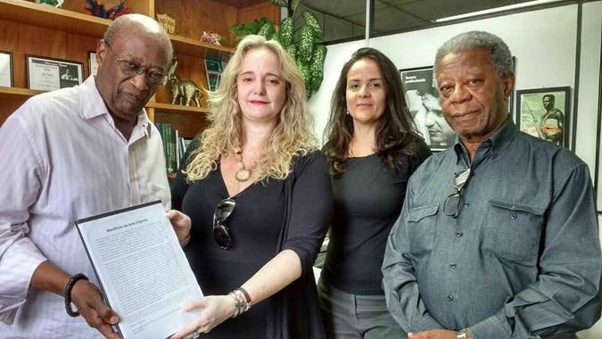 Paula Wanke entregando abaixo-assinado em favor da arte inclusiva a Jorge Coutinho e Milton Gonçalves, na época presidente e vice do Sindicato dos Artistas e Técnicos em Espetáculos de de Diversão do Rio de Janeiro (SATED-RJ)(foto: Arquivo Pessoal) Paula Wanke entregando abaixo-assinado em favor da arte inclusiva a Jorge Coutinho e Milton Gonçalves, na época presidente e vice do Sindicato dos Artistas e Técnicos em Espetáculos de de Diversão do Rio de Janeiro (SATED-RJ)(foto: Arquivo Pessoal)
