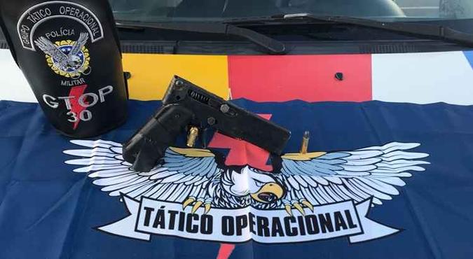 Na casa foi encontrada a arma do crime e os três envolvidos, que admitiram o disparo(foto: PMDF/Divulgação) Na casa foi encontrada a arma do crime e os três envolvidos, que admitiram o disparo(foto: PMDF/Divulgação)