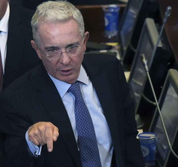 Uribe havia sido empossado no Senado na sexta-feira passada (20/7)(foto: Raul Arboleda / AFP) Uribe havia sido empossado no Senado na sexta-feira passada (20/7)(foto: Raul Arboleda / AFP)