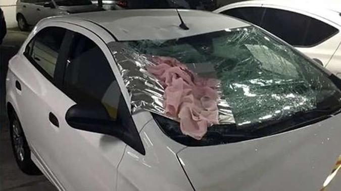 Carro em que criança caiu após ser jogada supostamente pela mãe da janela(foto: Reprodução/RecordTV) Carro em que criança caiu após ser jogada supostamente pela mãe da janela(foto: Reprodução/RecordTV)