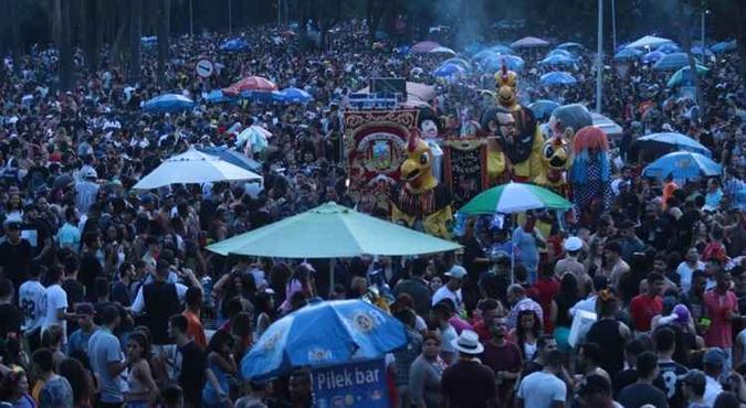 Somente o bloco Galinho de Brasília atraiu mais de 10 mil foliões neste sábado(foto: Luis Nova/Esp CB/D.A. Press) Somente o bloco Galinho de Brasília atraiu mais de 10 mil foliões neste sábado(foto: Luis Nova/Esp CB/D.A. Press)