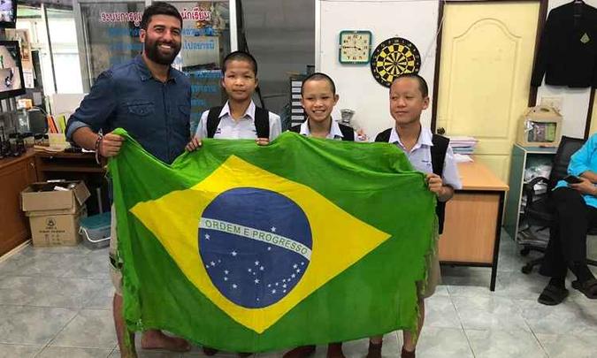 O repórter Rodrigo Carvalho presenteou os meninos do time Javalis Selvagens com uma canga, estampada com a bandeira do Brasil(foto: Globo Livros/Divulgação) O repórter Rodrigo Carvalho presenteou os meninos do time Javalis Selvagens com uma canga, estampada com a bandeira do Brasil(foto: Globo Livros/Divulgação)