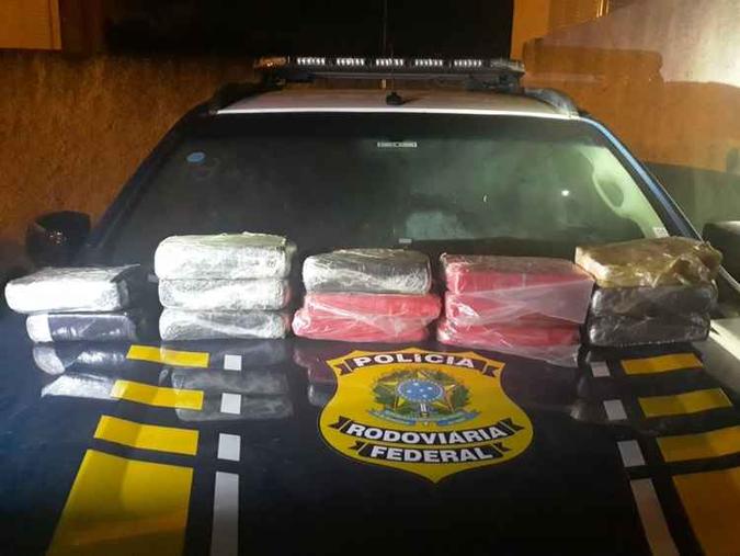 A polícia apreendeu 14 tabletes de cocaína, que seriam levados para o Espírito Santo por R$ 5 mil(foto: Divulgação/PRF) A polícia apreendeu 14 tabletes de cocaína, que seriam levados para o Espírito Santo por R$ 5 mil(foto: Divulgação/PRF)