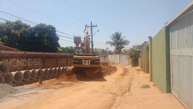 Moradores reclamam de transtornos causados por causa das obras, como a poeira e a falta de espaço nas ruas(foto: Thiago Melo/CB/D.A. Press) Moradores reclamam de transtornos causados por causa das obras, como a poeira e a falta de espaço nas ruas(foto: Thiago Melo/CB/D.A. Press)