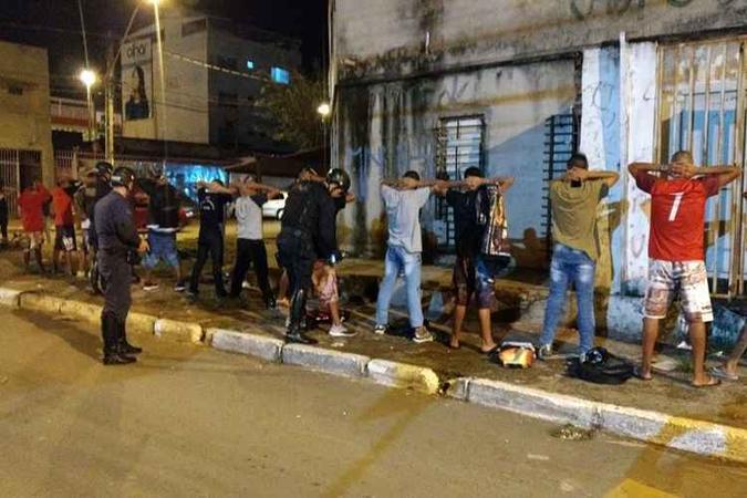 Cerca de 25 pessoas foram abordadas em frente ao Centro de Ensino Fundamental (3) do Paranoá usando drogas(foto: Divulgação/PMDF) Cerca de 25 pessoas foram abordadas em frente ao Centro de Ensino Fundamental (3) do Paranoá usando drogas(foto: Divulgação/PMDF)