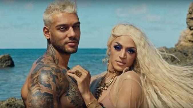 Clipe teve cenas gravadas em uma praia na Bahia (foto: YouTube/Reprodução) Clipe teve cenas gravadas em uma praia na Bahia (foto: YouTube/Reprodução)