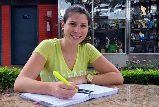 Depois de concluir o curso de arquivologia, Flora Carvalho desistiu de procurar emprego na iniciativa privada para entrar no Executivo (foto: Paula Rafiza/Esp. CB/D.A Press) Depois de concluir o curso de arquivologia, Flora Carvalho desistiu de procurar emprego na iniciativa privada para entrar no Executivo (foto: Paula Rafiza/Esp. CB/D.A Press)
