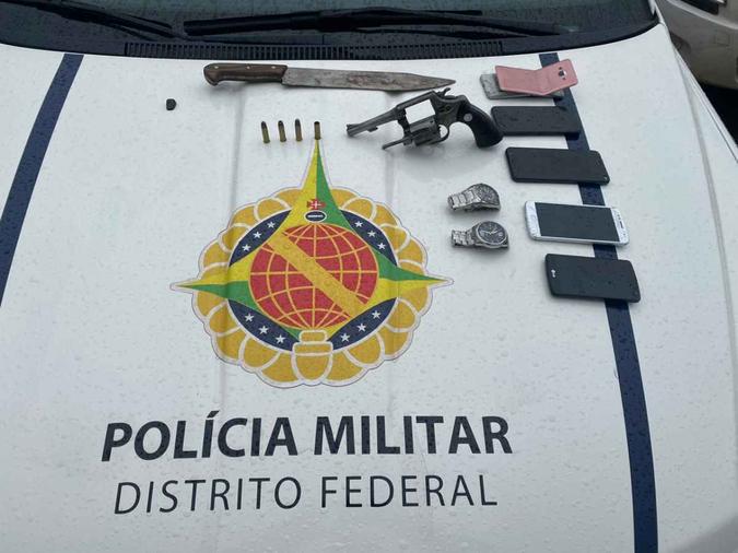 Objetos apreendidos com um dos suspeitos responsáveis pelo crime(foto: Divulgação/PMDF) Objetos apreendidos com um dos suspeitos responsáveis pelo crime(foto: Divulgação/PMDF)