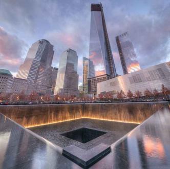 Um dos lugares mais visitados em NY, o Memorial do 11 de setembro preta homenagem às vítimas do ataque às Torres Gêmeas Um dos lugares mais visitados em NY, o Memorial do 11 de setembro preta homenagem às vítimas do ataque às Torres Gêmeas