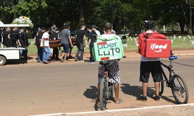 Entregadores compareceram caracterizados com o objetivo de chamar atenção para a segurança da categoria(foto: Ed Alves/CB/D.A Press) Entregadores compareceram caracterizados com o objetivo de chamar atenção para a segurança da categoria(foto: Ed Alves/CB/D.A Press)