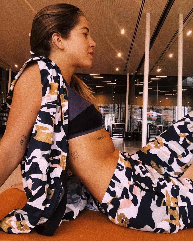 A terceira peça funciona até na academia! Neste look, a influenciadora Marcella Minelli juntou colete e calça estampados com um top preto. Além da aparência moderna, os coletes e casacos podem ajudar quem sente frio antes de começar a se exercitar.(foto: Instagram/Reprodução) A terceira peça funciona até na academia! Neste look, a influenciadora Marcella Minelli juntou colete e calça estampados com um top preto. Além da aparência moderna, os coletes e casacos podem ajudar quem sente frio antes de começar a se exercitar.(foto: Instagram/Reprodução)