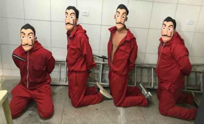 Jovens se vestiram com macacões vermelhos, máscaras de Salvador Dalí e armas de brinquedo(foto: Cortesia ) Jovens se vestiram com macacões vermelhos, máscaras de Salvador Dalí e armas de brinquedo(foto: Cortesia )