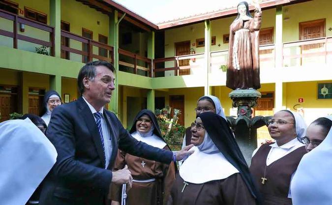 O presidente em visita ao mosteiro das Irmãs Clarissas, em Guaratinguetá (SP): ''Atacam quem está do meu lado para tentar me atingir''(foto: Marcos Correa/PR) O presidente em visita ao mosteiro das Irmãs Clarissas, em Guaratinguetá (SP): ''Atacam quem está do meu lado para tentar me atingir''(foto: Marcos Correa/PR)