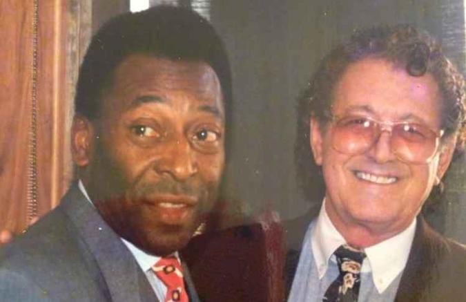 Raphanelli ao lado de Pelé, durante a visita do craque a Brasília, em 1972(foto: Arquivo pessoal) Raphanelli ao lado de Pelé, durante a visita do craque a Brasília, em 1972(foto: Arquivo pessoal)